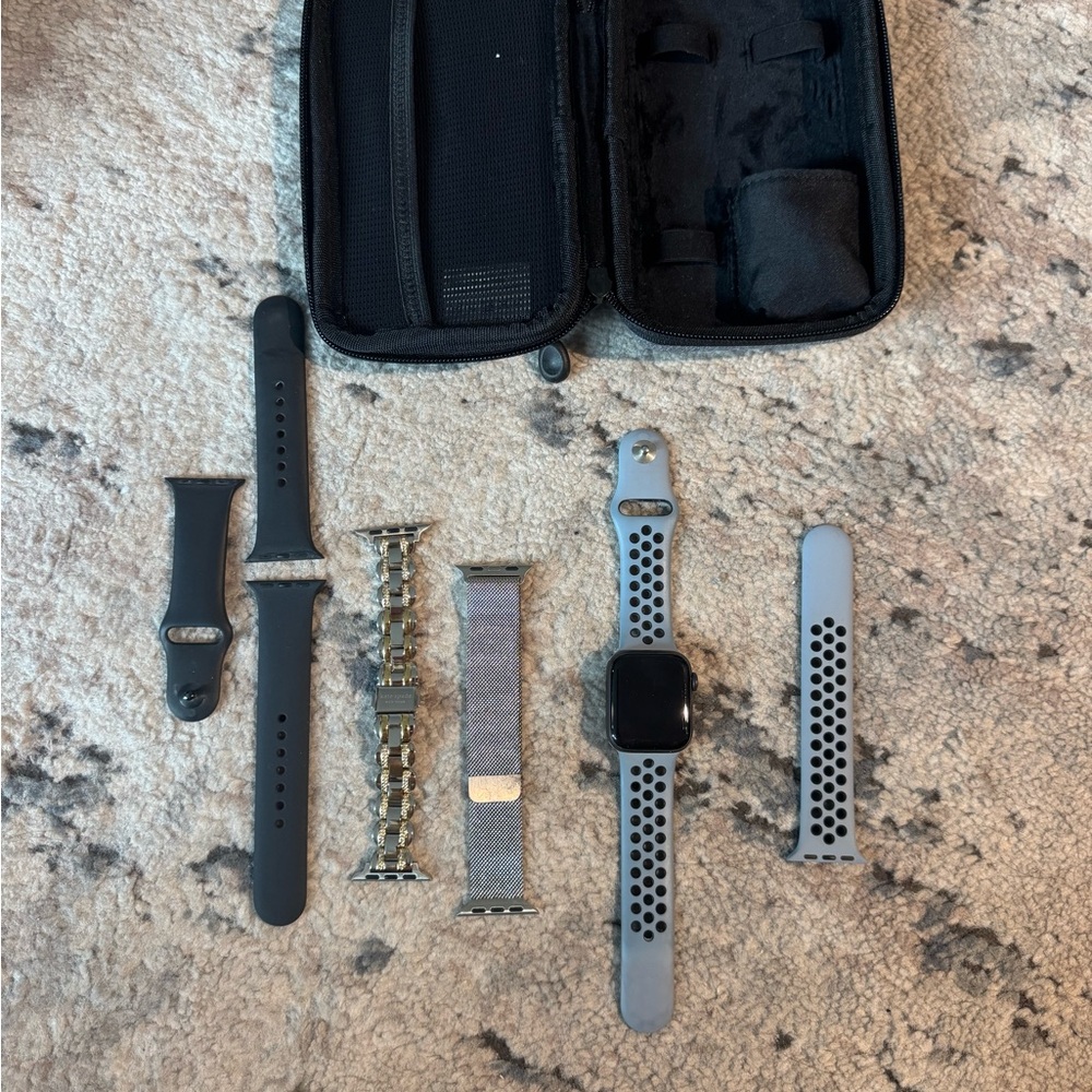 Apple Watch SE 40mm Aluminum with 4 bands and case